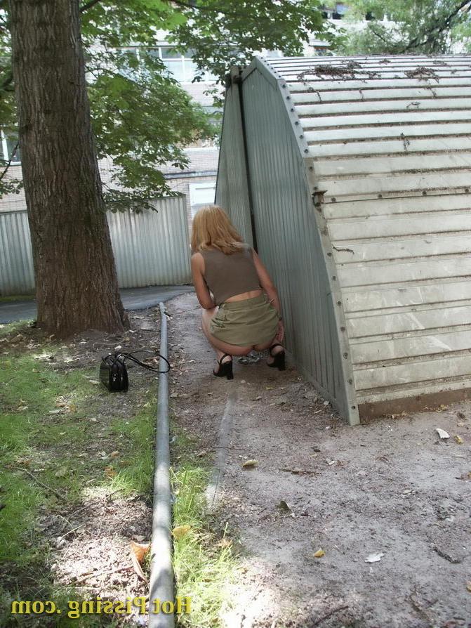 15P Hot spying on an unsuspecting sexy blondie doing a pee behind a garage