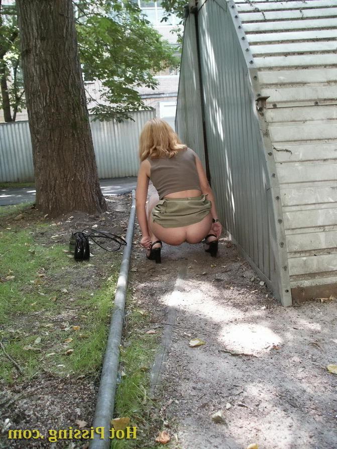 15P Hot spying on an unsuspecting sexy blondie doing a pee behind a garage