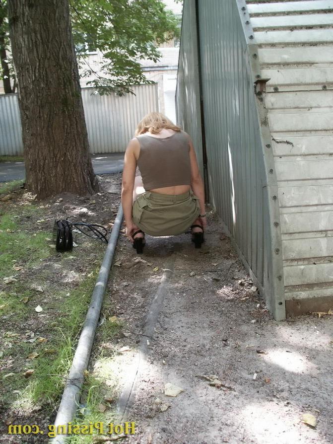 15P Hot spying on an unsuspecting sexy blondie doing a pee behind a garage
