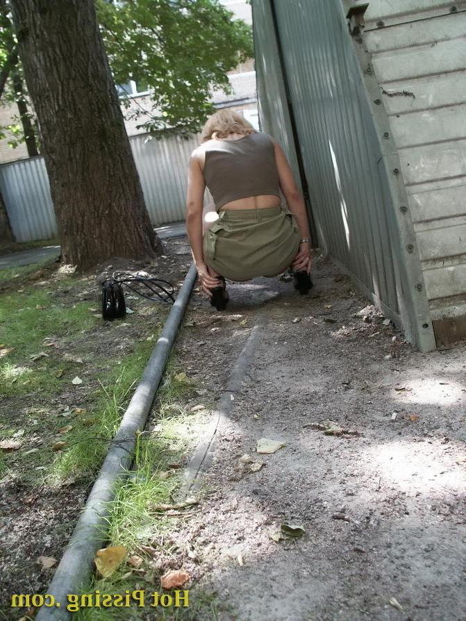 15P Hot spying on an unsuspecting sexy blondie doing a pee behind a garage