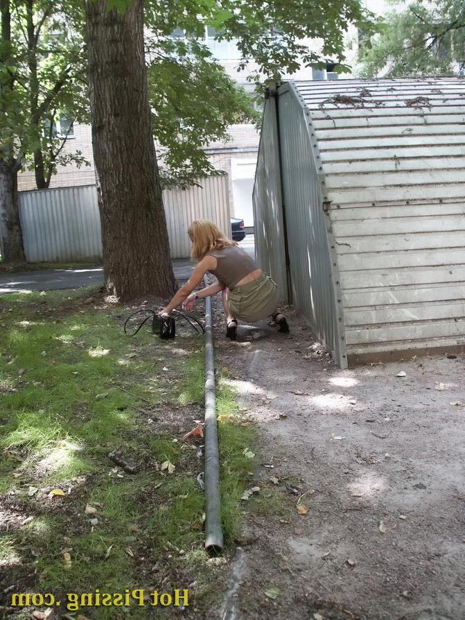 15P Hot spying on an unsuspecting sexy blondie doing a pee behind a garage