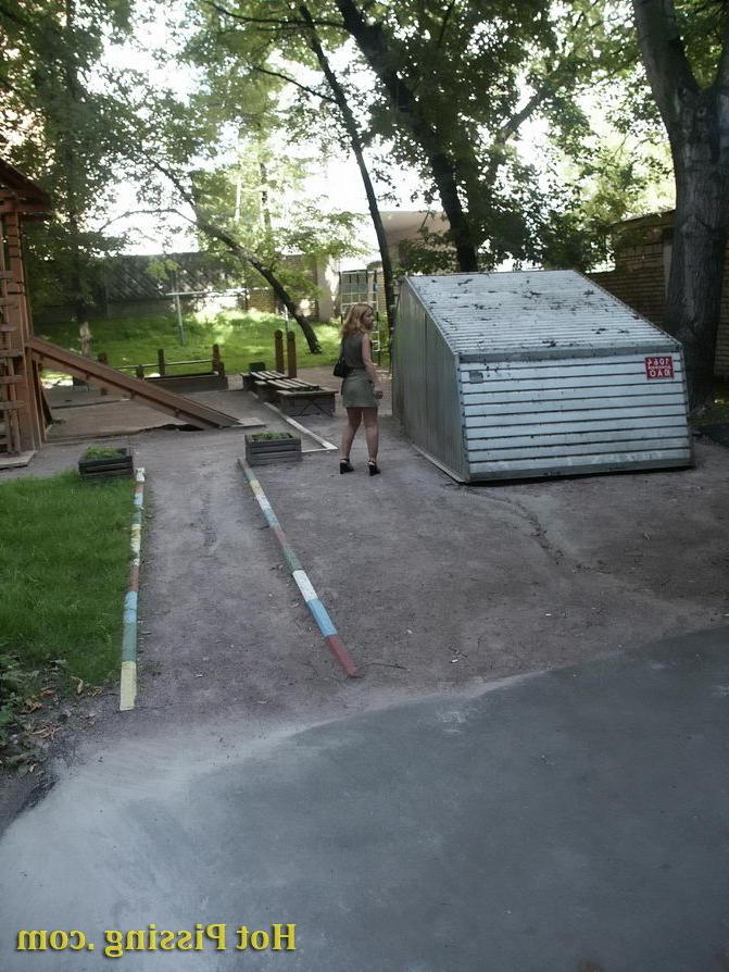 15P Hot spying on an unsuspecting sexy blondie doing a pee behind a garage
