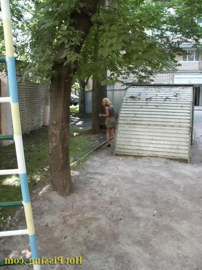 15P Hot spying on an unsuspecting sexy blondie doing a pee behind a garage