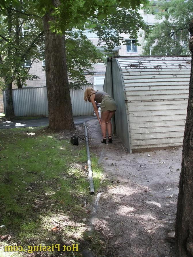 15P Hot spying on an unsuspecting sexy blondie doing a pee behind a garage