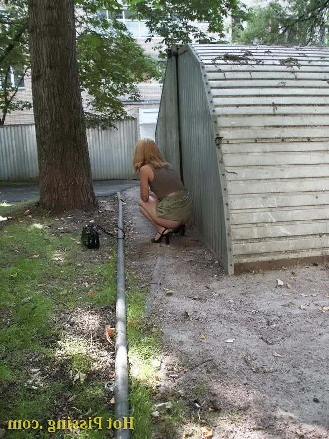 15P Hot spying on an unsuspecting sexy blondie doing a pee behind a garage
