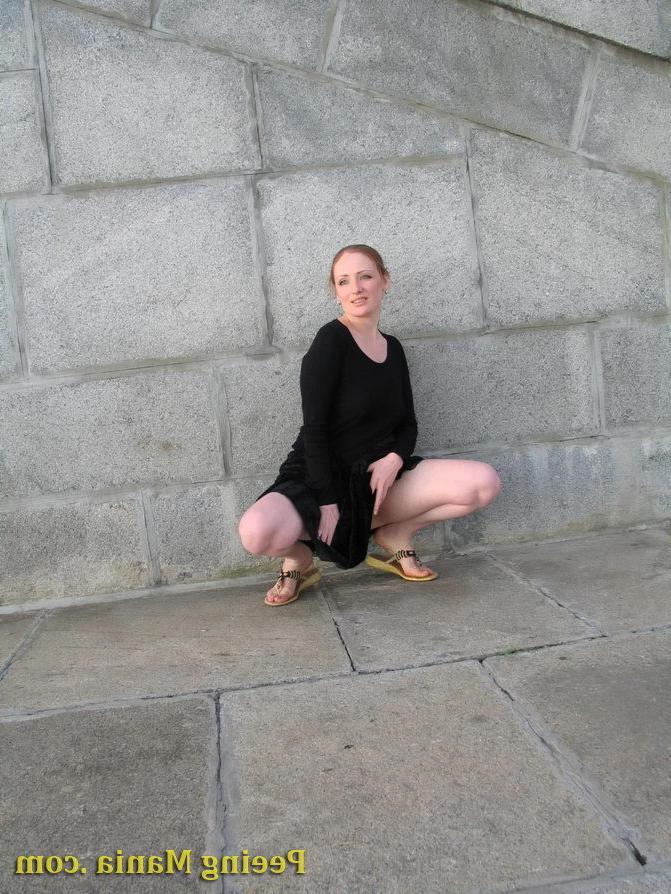 15P Gorgeous babe pulls her dress up and makes a puddle of pee outdoors