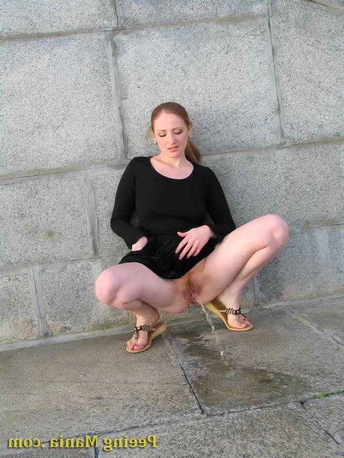15P Gorgeous babe pulls her dress up and makes a puddle of pee outdoors