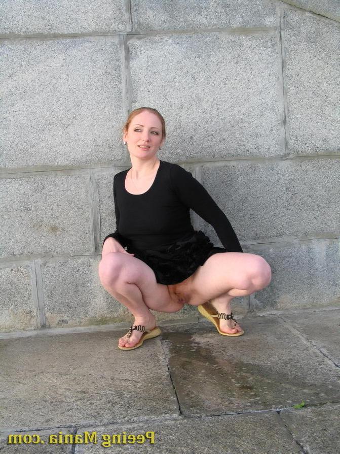 15P Gorgeous babe pulls her dress up and makes a puddle of pee outdoors