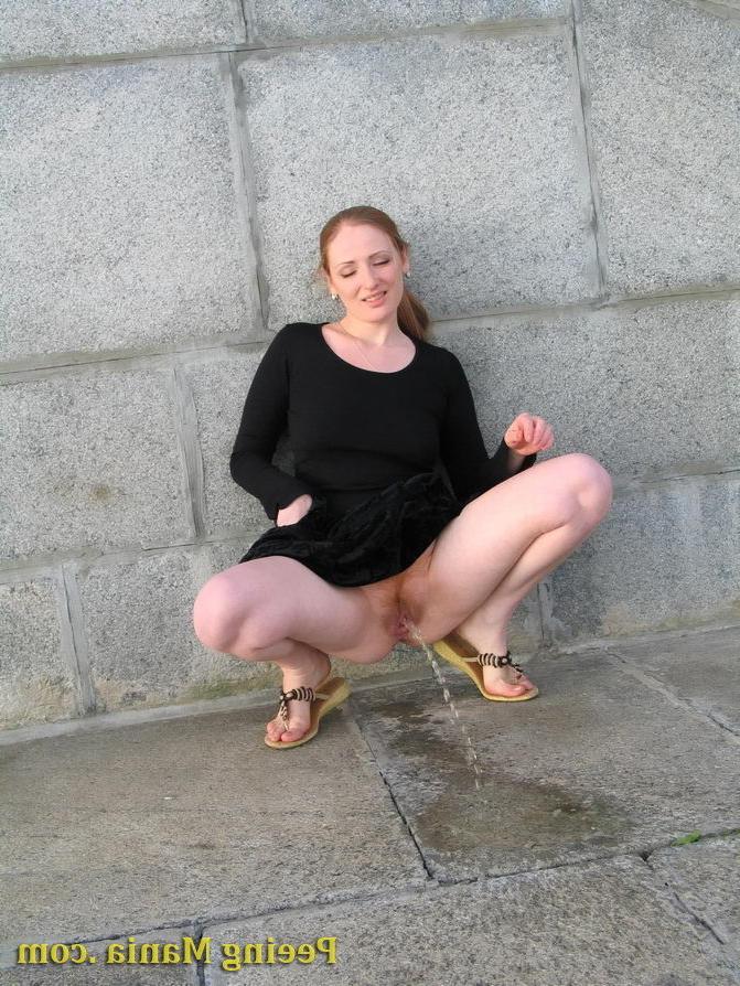 15P Gorgeous babe pulls her dress up and makes a puddle of pee outdoors