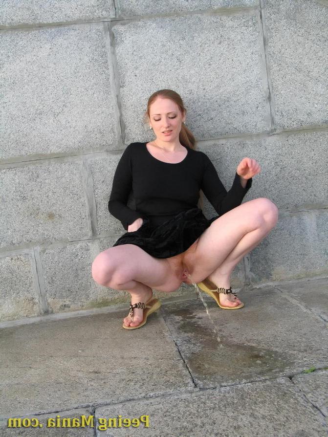 15P Gorgeous babe pulls her dress up and makes a puddle of pee outdoors