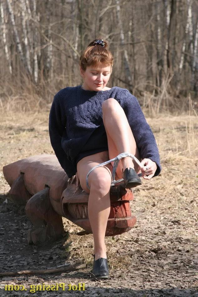 15P Creative hot chickie doing a pee in the lying position in the open air