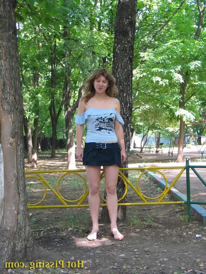 15P Pretty fair-haired girl makes a piss and flashes her pussy in the yard