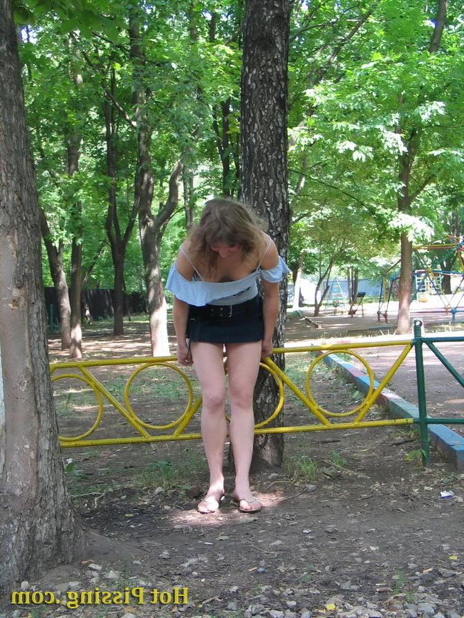 15P Pretty fair-haired girl makes a piss and flashes her pussy in the yard