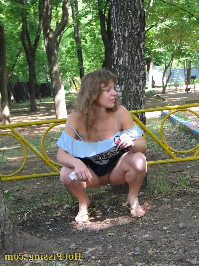 15P Pretty fair-haired girl makes a piss and flashes her pussy in the yard