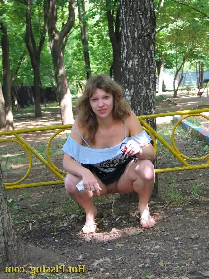 15P Pretty fair-haired girl makes a piss and flashes her pussy in the yard