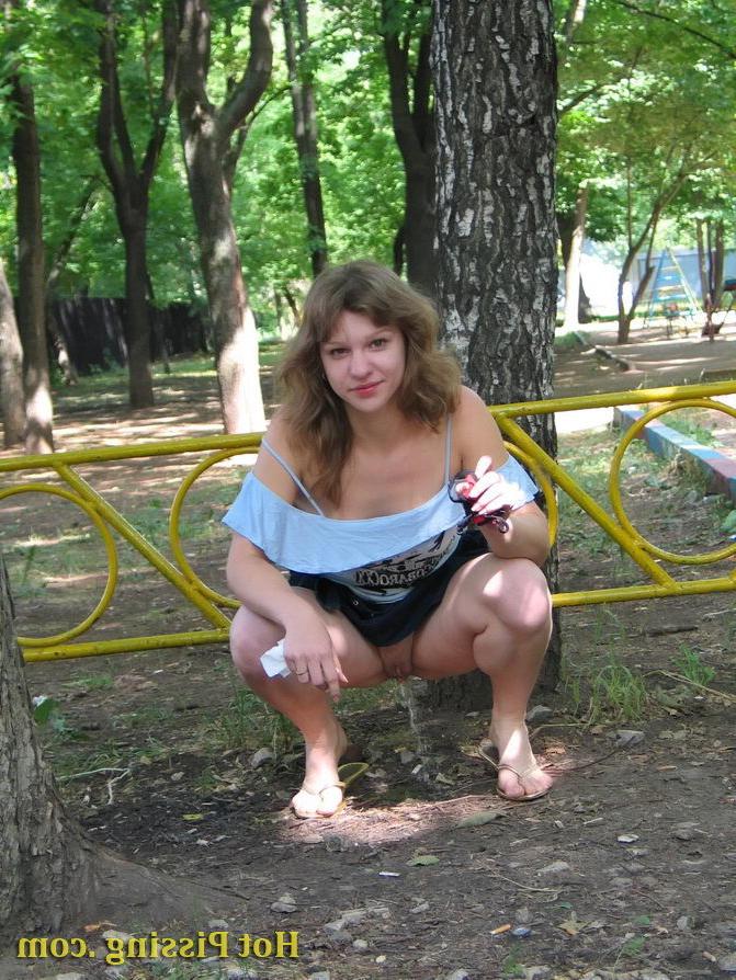15P Pretty fair-haired girl makes a piss and flashes her pussy in the yard