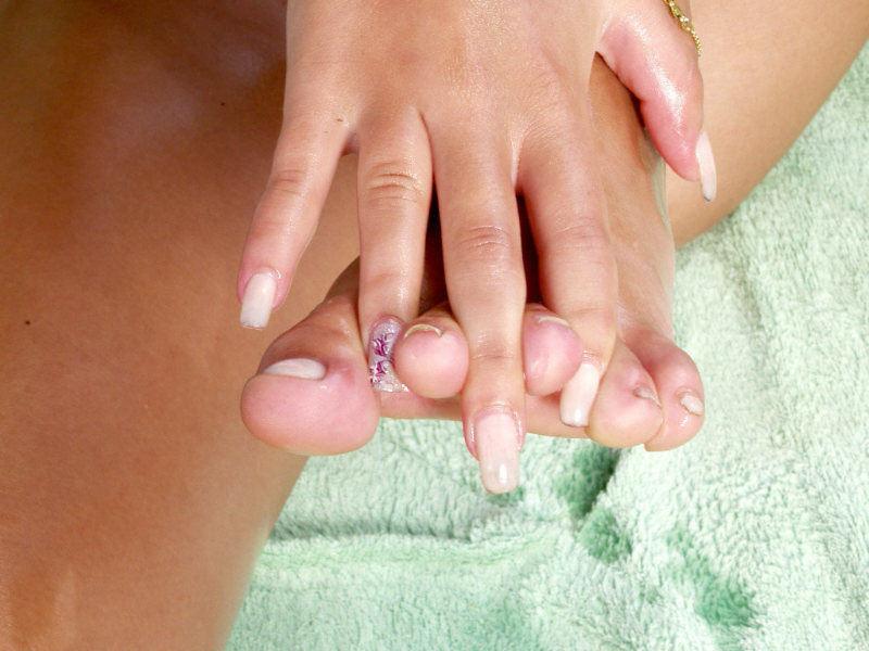 15P Hot babe massaging her oiled feet