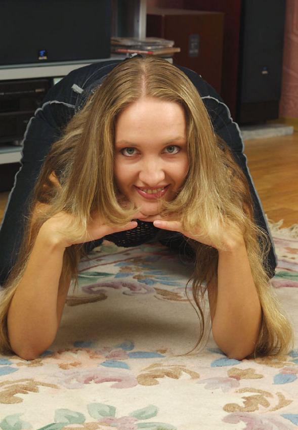 15P Lonely amateur blond shows her bush