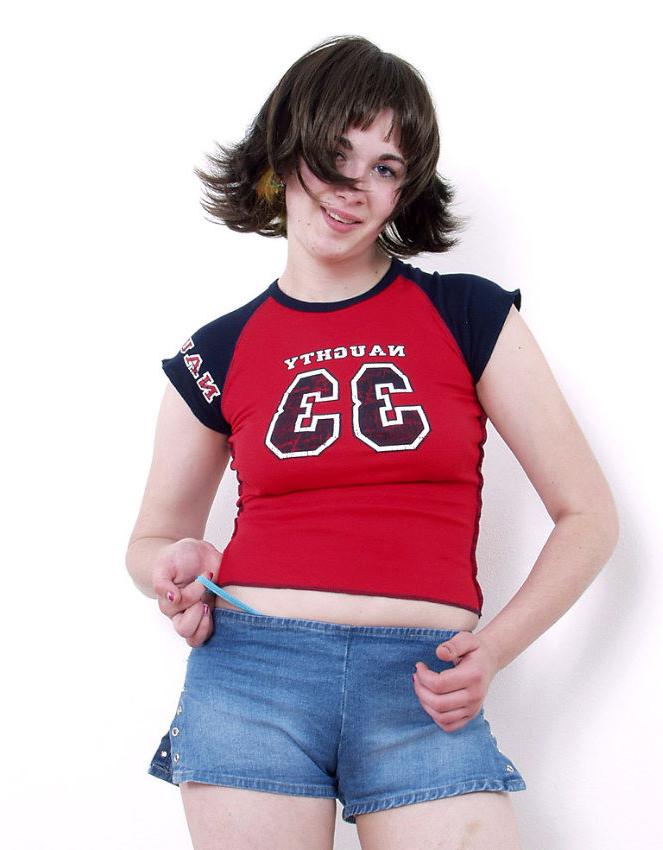 20P Coed shows her hairy pussy on floor