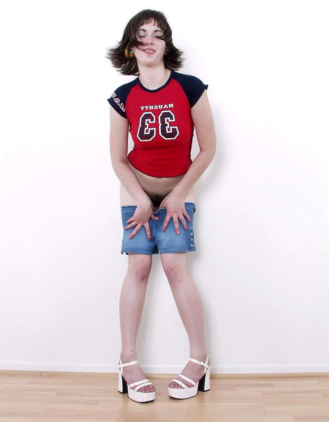 20P Coed shows her hairy pussy on floor
