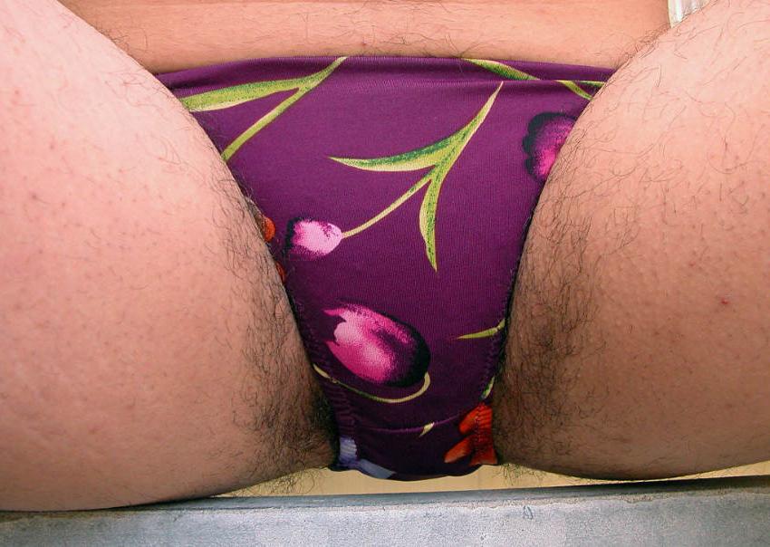 20P Sweet amateur brunet shows her bush