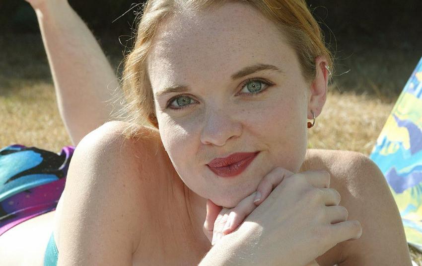 20P Cute girl shows hairy pussy outdoor