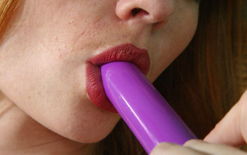 20P Amateur girl toying her hairy pussy