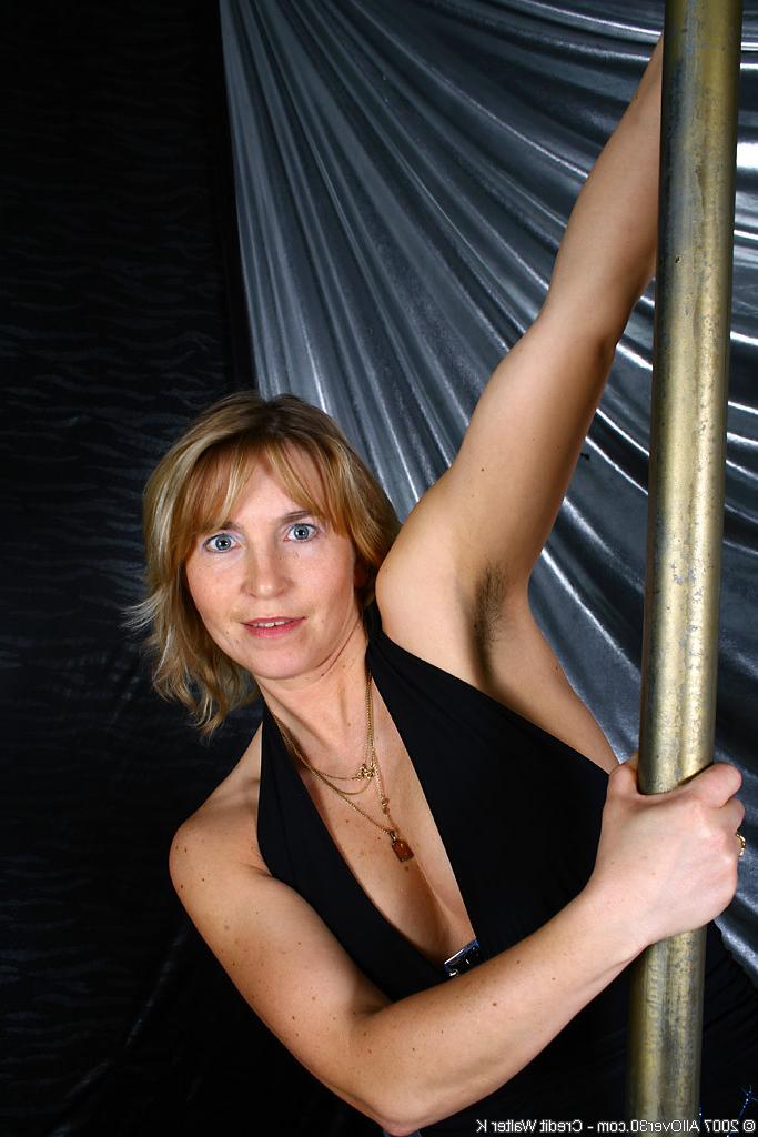 16P finally we get to see a hairy armpits and pussy broad on a pole