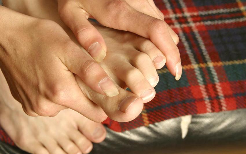 20P Teen on leather couch exposing feet