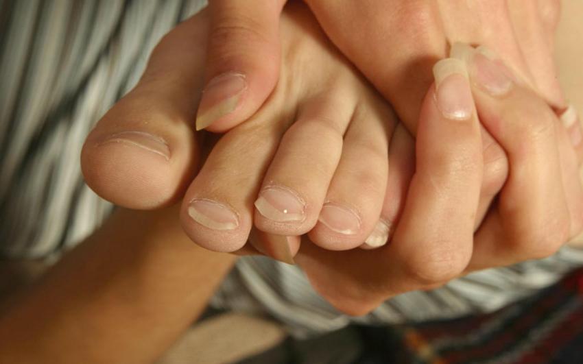 20P Teen on leather couch exposing feet
