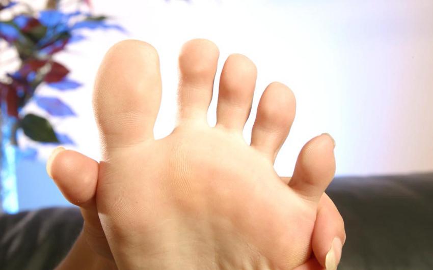 20P Teen on leather couch exposing feet