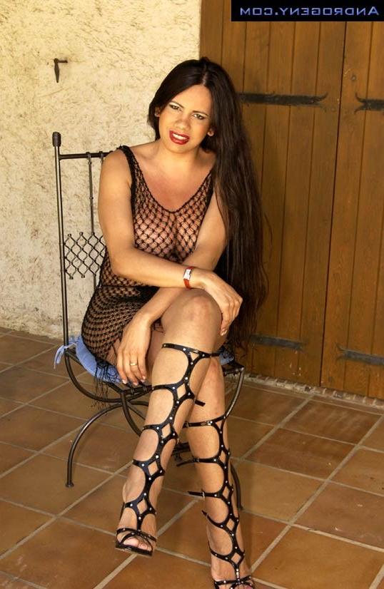20P Secretly chubby latina shemale masturbates outdoor