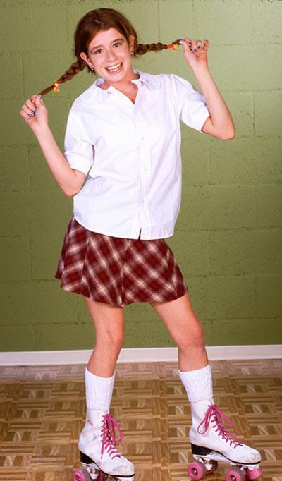 16P Schoolgirl on skates flashes pussy