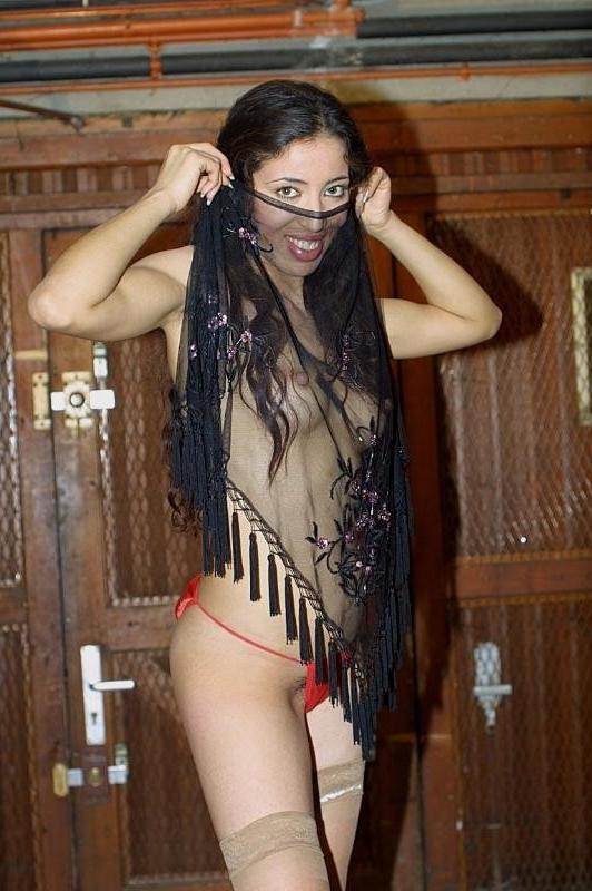 20P Hairy pussy babe posing naked