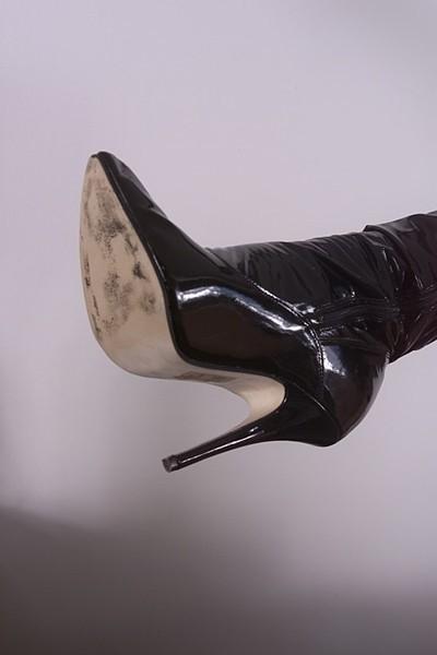 20P Sexy legs in boots