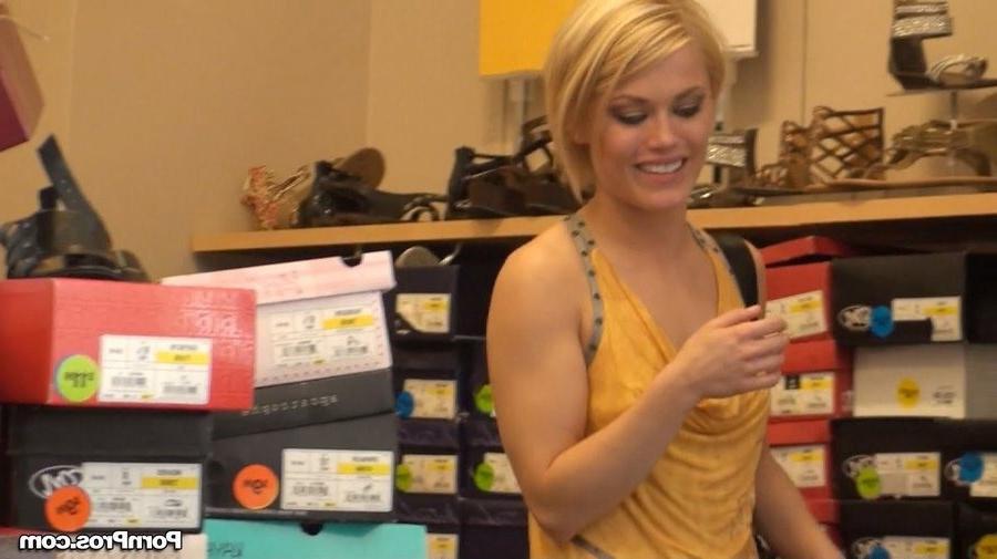 15P Pornstar Ash Hollywood gets flashed by a stalker