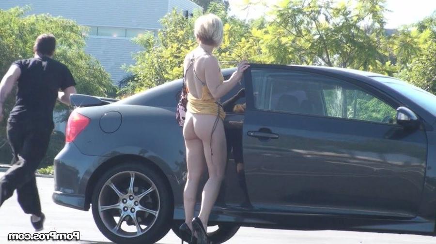 15P Pornstar Ash Hollywood gets flashed by a stalker