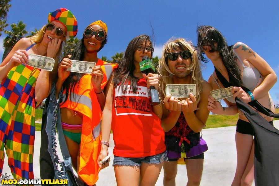 10P Amateurs flashing for money and even fuck a guy