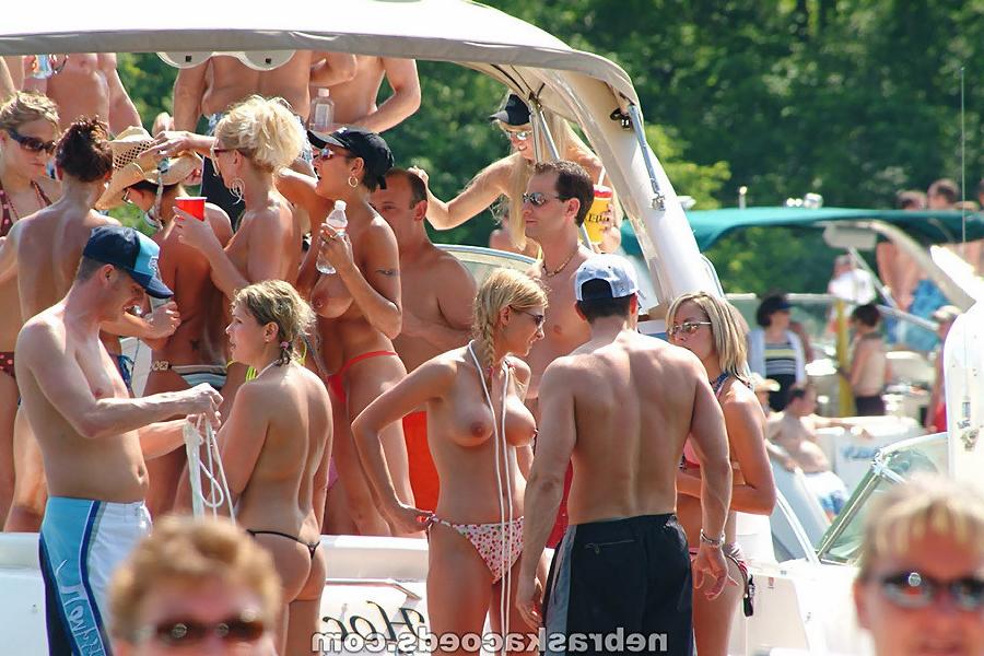 16P Spring Break girls flashing their boobies