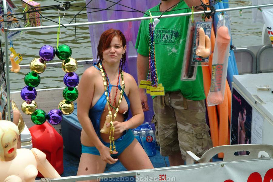 16P Drunk party girls flashing boobies at Spring Break