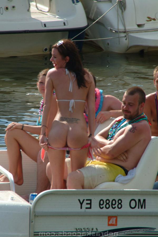 16P Drunk party girls flashing boobies at Spring Break