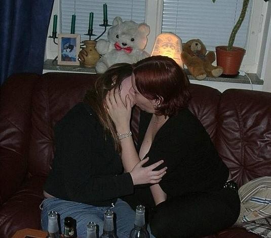 15P Fresh sexy amateur teenie posing and showing herself