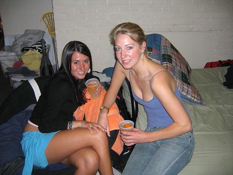 15P Gorgeous amateur girls posing on camera naked