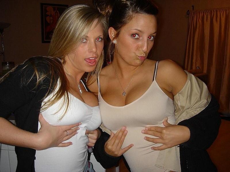 15P Gorgeous amateur girls posing on camera naked