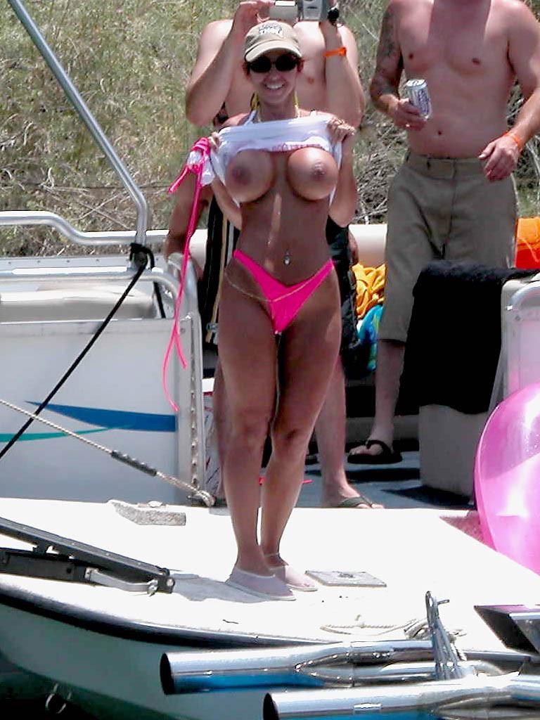 16P Drunk college girls flashing at Lake Havasu