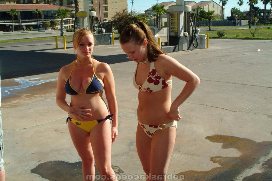 16P College girls show their tits at topless carwash