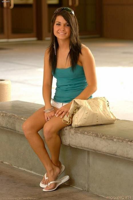 16P Cute Teen Flashing At The Mall