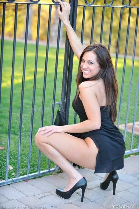 16P Hot Babe Flashing Her Tits Outdoors