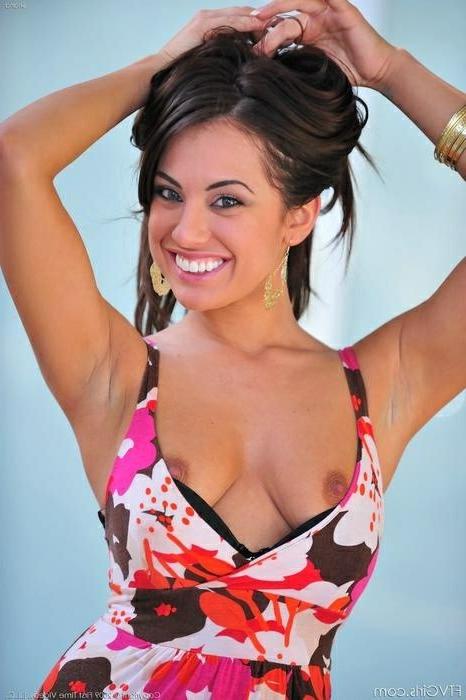 16P Erotic Brunette Beauty Flashing Outdoors