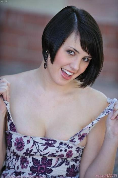 16P Cute Brunette Babe Flashing Outdoors